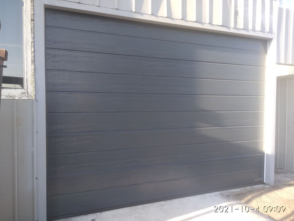 Секционные ворота в гараж размером ширина 2500 высота 4200мм
